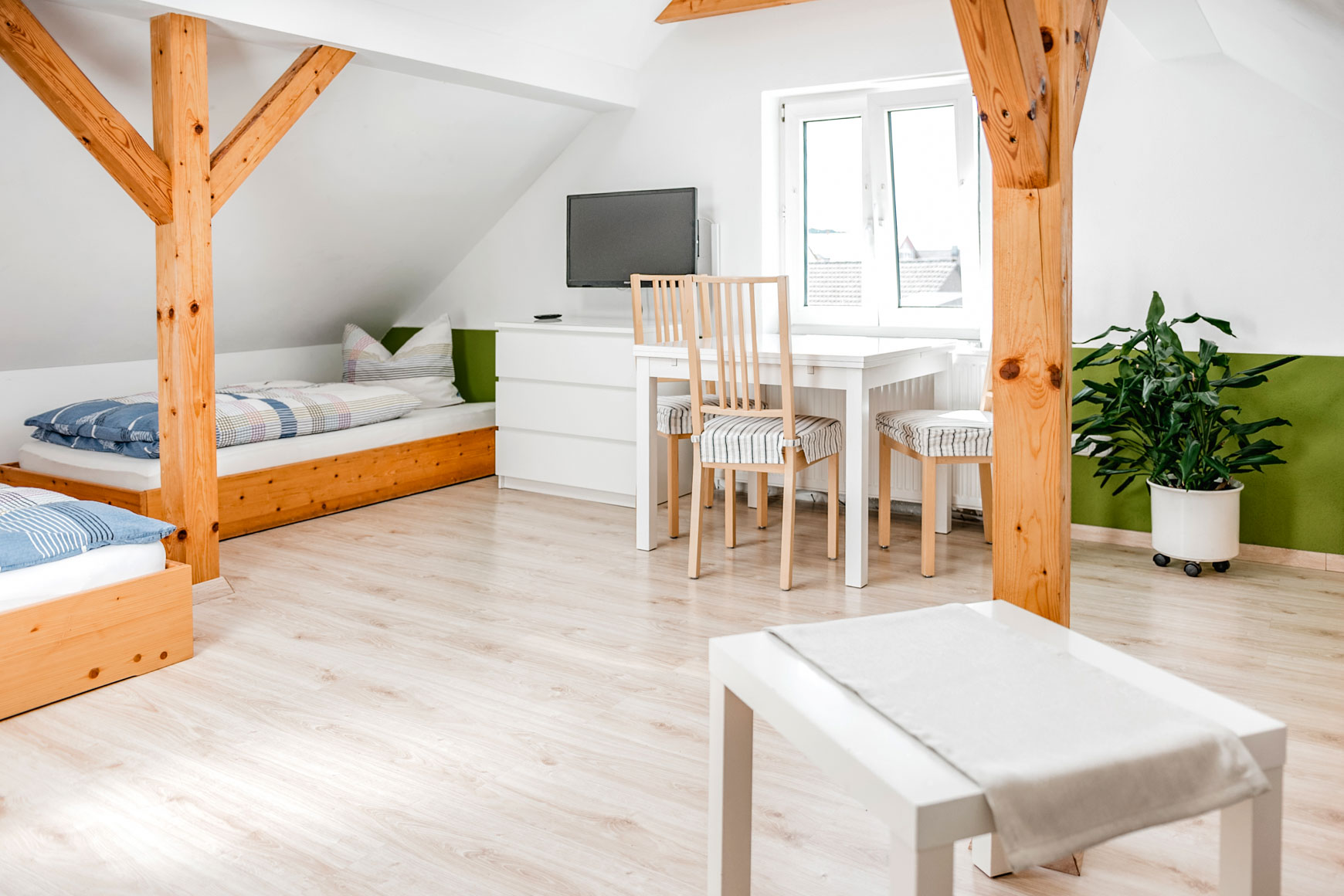 Ferienwohnung - Mehrbettzimmer Übersicht von Sitzecke auf Tisch